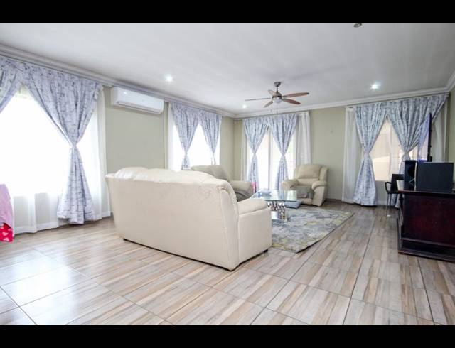 3 BEDROOM HOUSE FOR SALE IN THATCHFIELD